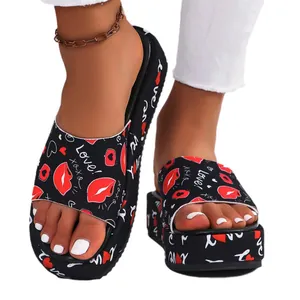 Pantoufles à plateforme noires avec lèvres rouges et motif Love pour la maison