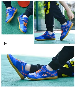 Vues détaillées de chaussures de sport bleues et orange pour enfants sur terrain vert
