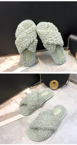 Nahaufnahme hellgrüner flauschiger Hausschuhe mit gekreuzten Riemen aus Teddyfell.