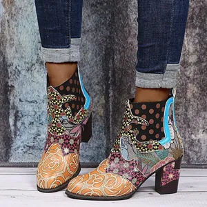 Vue détaillée des bottines bohèmes pour femmes avec des motifs de patchwork floraux
