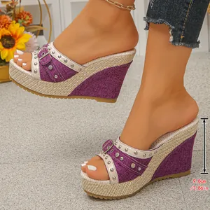 Sandales compensées violettes avec boucle à rivets et talon de 9,8 cm
