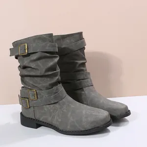 Detailansicht grauer Damen-Mittelstiefel mit dreifachen Schnallenriemen und flachem Absatz