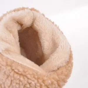 Nahaufnahme des weichen Kunstfellfutters in einem warmen mittelhohen Winterstiefel.
