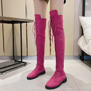 Vista dettagliata degli stivali sopra il ginocchio stringati da donna in pelle magenta