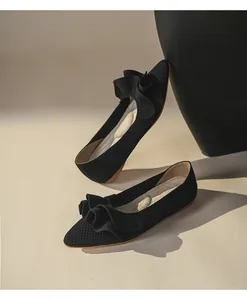 Elegante schwarze spitz zulaufende Flachschuhe aus Webstoff mit Rüschendekoration