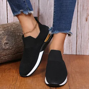 Baskets en maille noire respirante pour femmes avec semelle souple pour la course