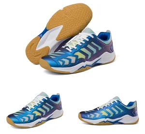 Vue multi-angles des chaussures de badminton bleu métallisé avec semelle en gomme durable.