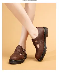 Vista dettagliata delle scarpe Mary Jane 8065 in pelle marrone con cuciture gialle.