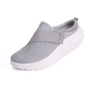 Zuecos de malla transpirables gris claro para mujer con suelas blancas gruesas y elástico
