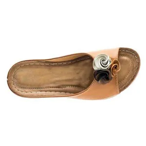 Vista superior detallada de zapatillas de cuña para mujer con flores decorativas de cuero