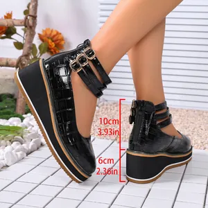 Détail de vue latérale de chaussures compensées en cuir verni noir avec échelle de 6cm