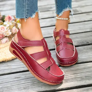 Detailansicht weinroter Keilsandalen mit Klettverschluss und Hohlmuster-Design