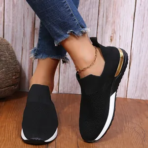 Détail de baskets en maille noire respirante pour femmes avec accent de talon doré
