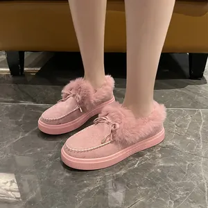 Vue détaillée des chaussures en coton d'hiver roses avec bordure en fausse fourrure et nœud