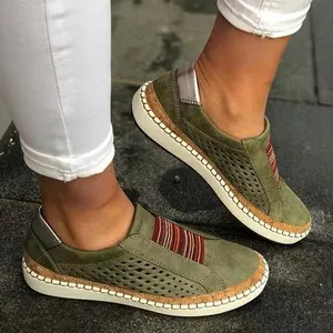 Bequeme olivgrüne lasergeschnittene Loafer für Damen mit gestreiftem Gummiband