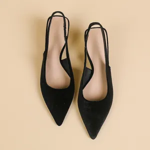 Vue de dessus d'élégants escarpins slingback à bout pointu en velours noir chic