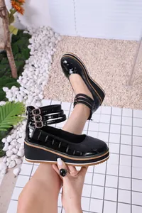 Vue détaillée de profil de chaussures compensées noires motif crocodile à triple brides
