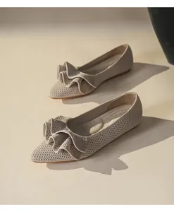 Detailansicht beige atmungsaktive Mesh-Ballerinas mit elegantem Rüschendesign oben.