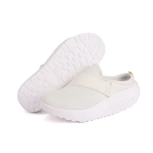 Mules con plataforma de malla blanca transpirable para mujer, vista lateral y de la suela.