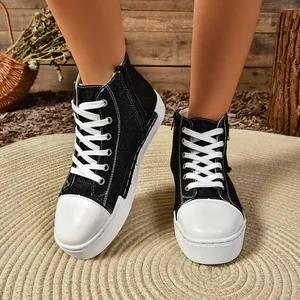 Detailopname van zwarte high-top plateau sneakers met witte veters en zijrits voor dames