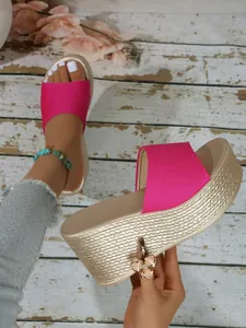 Sandales compensées fuchsia et or à semelle plateforme avec détail de talon tissé