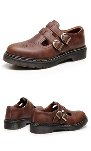 Dettaglio delle scarpe Mary Jane 8065 in pelle marrone con doppie fibbie e cuciture gialle