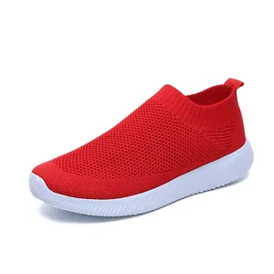Bequeme atmungsaktive rote Strick-Slip-On-Sneaker mit leichter profilierter weißer Sohle