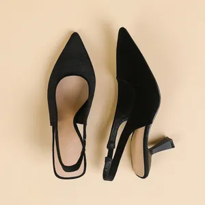Escarpins slingback élégants en velours noir à bout pointu et talon aiguille fin.