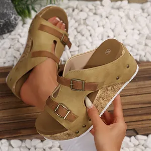 Gros plan détaillé sur les sandales compensées kaki avec semelle en liège et boucles