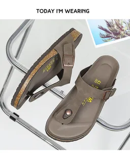 Detailansicht bequemer brauner Kork-Sandalen mit T-Riemen-Design und Schnalle.