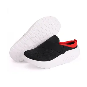 Detalle de las zapatillas rocker de malla transpirable con suela de plataforma blanca.