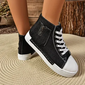 Zijaanzicht van zwarte hoge canvas sneakers voor dames met rits aan de zijkant