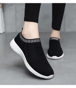 Detailansicht der leichten schwarzen Flyknit-Slipper für den Alltag von Frauen