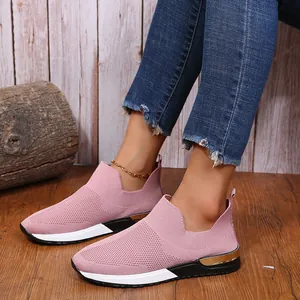 Détail de baskets en mesh flyknit rose respirant avec semelle souple pour femme aux pieds