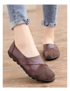 Modische braune Damen-Loafer aus Leder mit Klettverschluss in der Detailansicht.