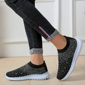 Detailansicht schwarzer Strick-Sneaker für Damen mit funkelndem Strassstein-Dekor