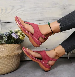 Detailansicht stilvoller roter bestickter Zehentrenner-Sandalen mit Keilabsatz für Damen