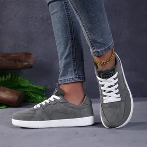 Baskets décontractées grises à bout large pour hommes et femmes avec un design rétro sport.
