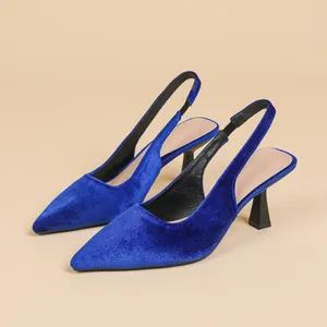 Vue détaillée des escarpins slingback élégants en velours bleu roi à bout pointu