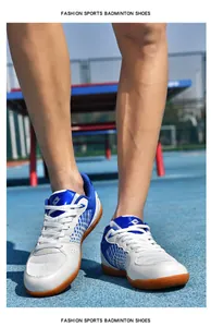 Gros plan de chaussures de sport respirantes pour hommes pour le badminton en plein air