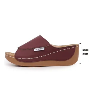 Stilvolle weinrote Damen-Pantolette mit Keilabsatz und einer Absatzhöhe von 5,5 cm