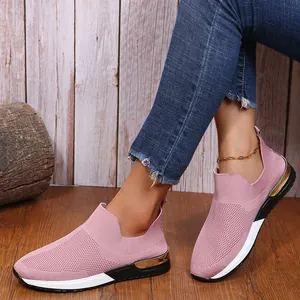 Détail de baskets en maille flyknit rose respirante avec semelles souples pour femmes.