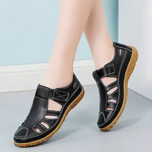 Vintage handgefertigte schwarze Ledersandalen mit Klettverschluss und Gummisohle