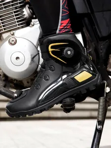 Botas profesionales de moto en color negro con hebilla giratoria dorada y suela de goma