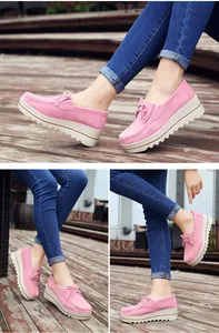 Vistas detalladas de mocasines con plataforma rosa en ante con flecos y cuña.