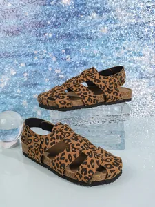 Detailansicht der modischen Leopard-Römersandalen mit Korkfußbett und Schnallenriemen