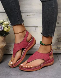 Stylische weinrote bestickte Zehentrenner-Sandalen für Damen mit Keilabsatz
