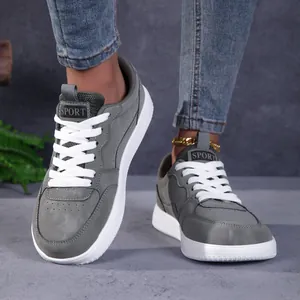 Vue détaillée de chaussures de skate grises décontractées avec lacets blancs