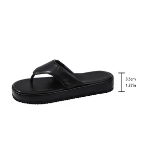 Vista lateral detallada de chanclas negras con plataforma y medida de suela de 3,5 cm