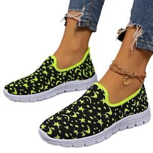 Zapatillas slip-on de malla para mujer con motivos de luna y estrellas verde neón vibrante.